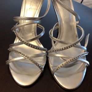 Aldo silver leather shoes with embroidery.